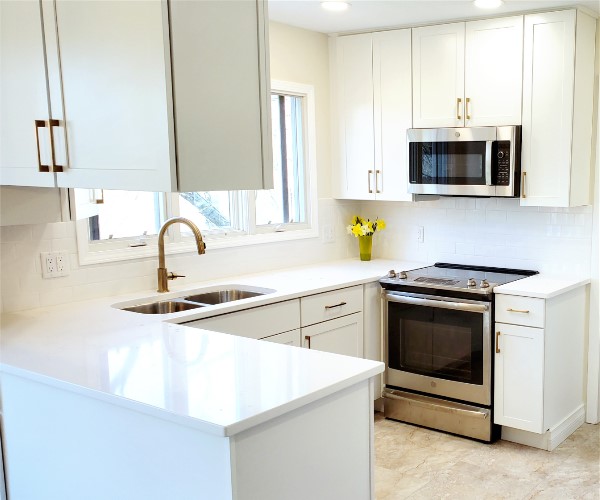 A small kitchen space with appliances