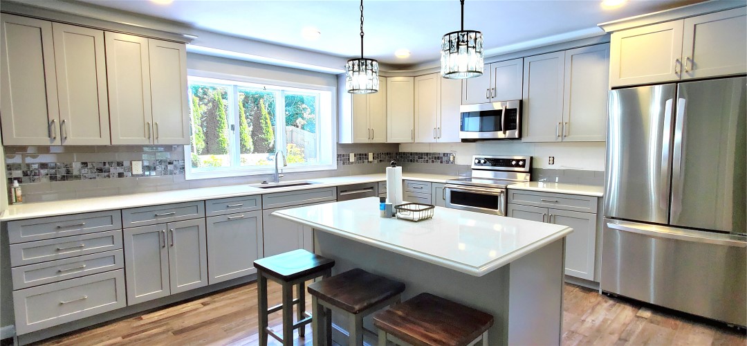 A spacious kitchen and dining area